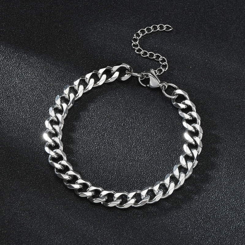 Close-up detail of Cuban Chain - Bracelet showing premium quality craftsmanship