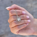 Side angle of personalized necklace Halskjede i sterlingsølv - Med ekte rose - Til min elskling